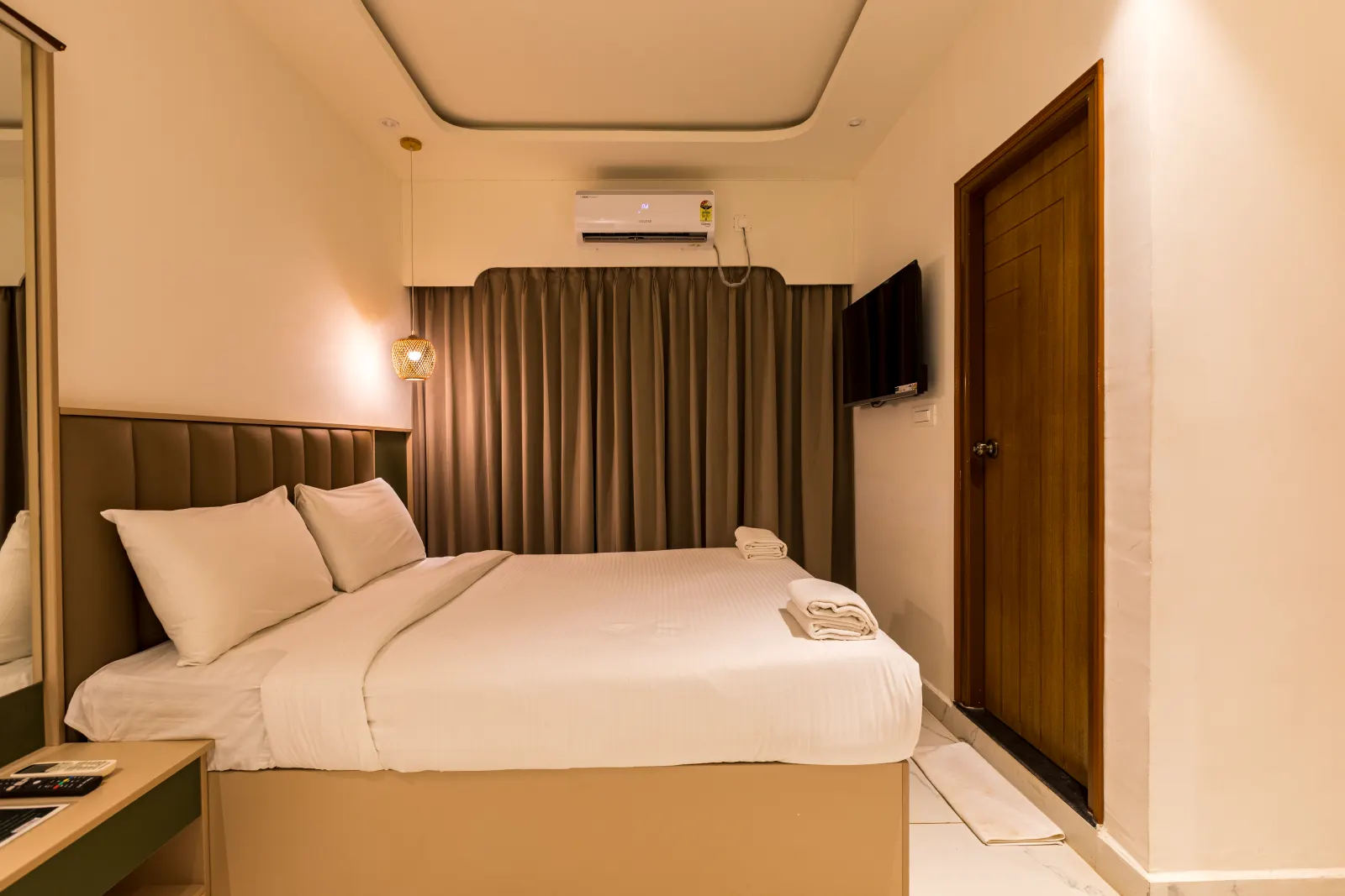 Aanya Residence with king bed and work desk